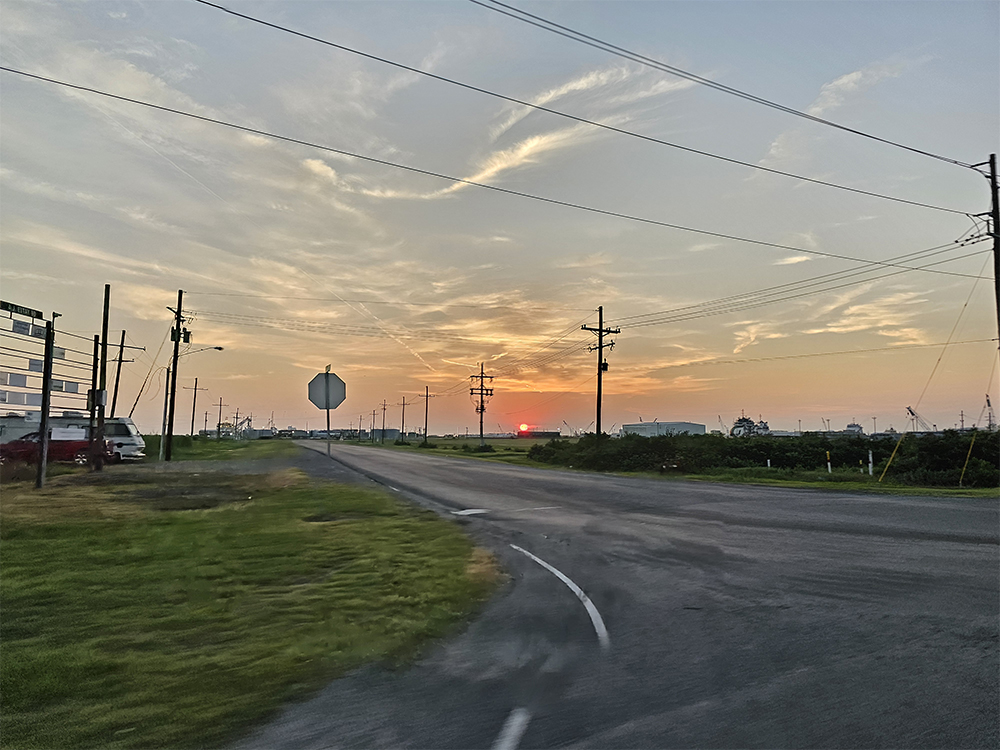 海辺へ続く道の夕景