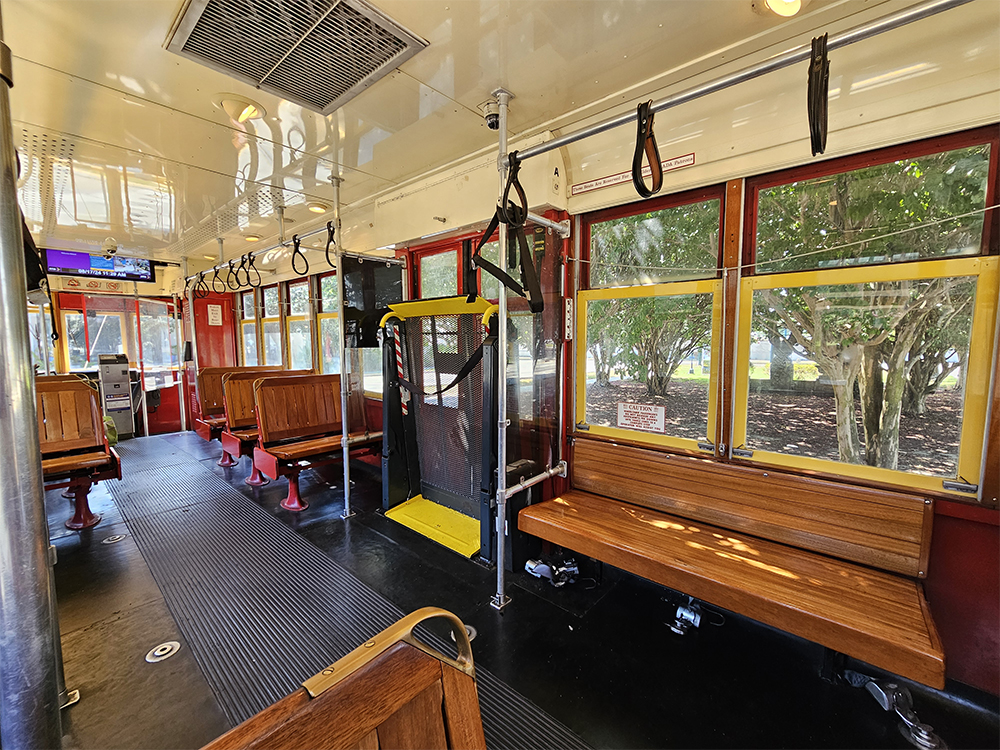 ストリートカーの車内