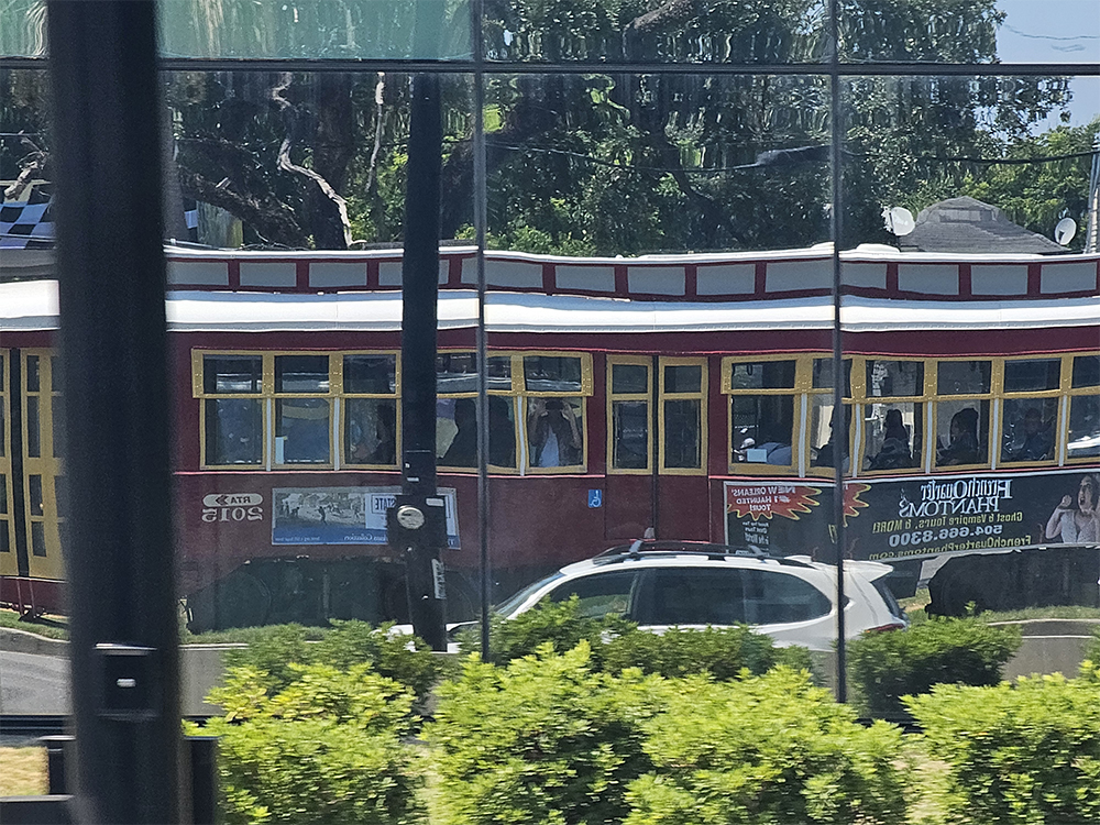 ガラスに映るストリートカー
